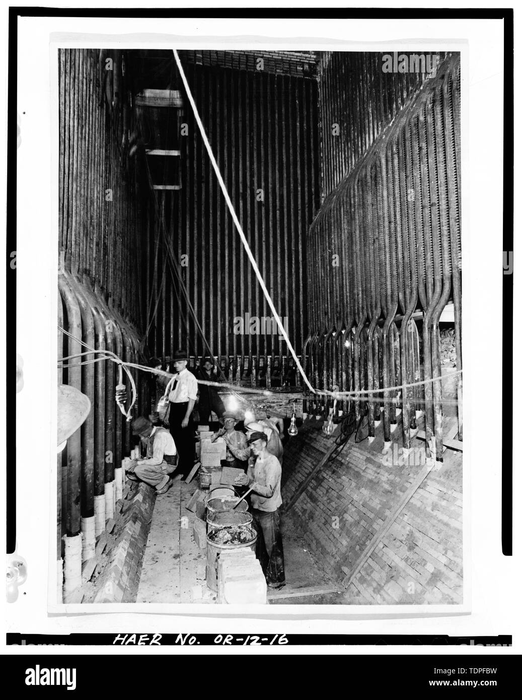 (Dalla Stazione 'L' i file office, Portland, Oregon) Fotografo sconosciuto, 1936-37 installazione del forno della caldaia -16, 1936-37 - Portland General Electric Company, Stazione L, 1841 Southeast Water Street, Portland, Multnomah County, o Foto Stock