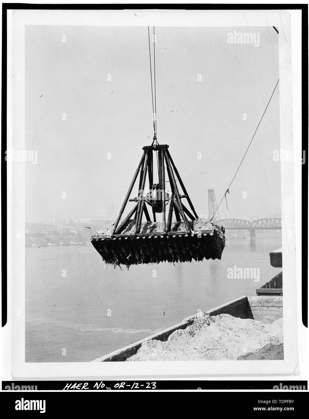 (Dalla Stazione 'L' i file office, Portland, Oregon) Fotografo sconosciuto, c.1930 secchio utilizzato per scaricare la segatura da chiatte a dei trasportatori, trasportatori a LED o la segatura palo o direttamente alla caldaia forni - Portland General Electric Company, Stazione L, 1841 Southeast Water Street, Portland, Multnomah County, o Foto Stock