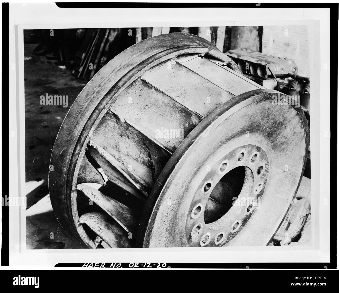(Dalla Stazione 'L' i file office, Portland, Oregon) Fotografo sconosciuto, c.1930 ruota di turbina, nota usurata benne - Portland General Electric Company, Stazione L, 1841 Southeast Water Street, Portland, Multnomah County, o Foto Stock