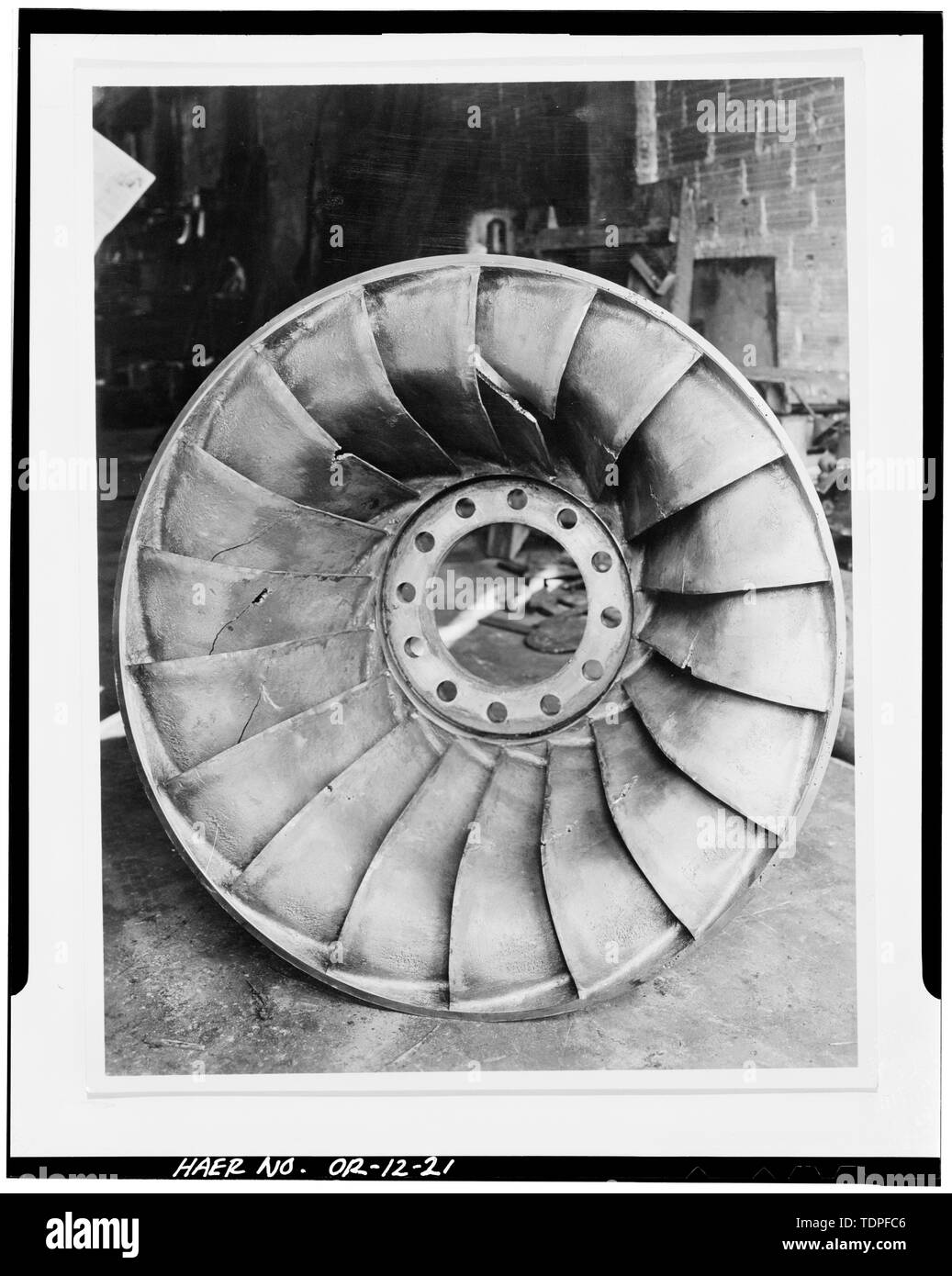 (Dalla Stazione 'L' i file office, Portland, Oregon) Fotografo sconosciuto, c.1930 indossato RUOTA DI TURBINA - Portland General Electric Company, Stazione L, 1841 Southeast Water Street, Portland, Multnomah County, o Foto Stock