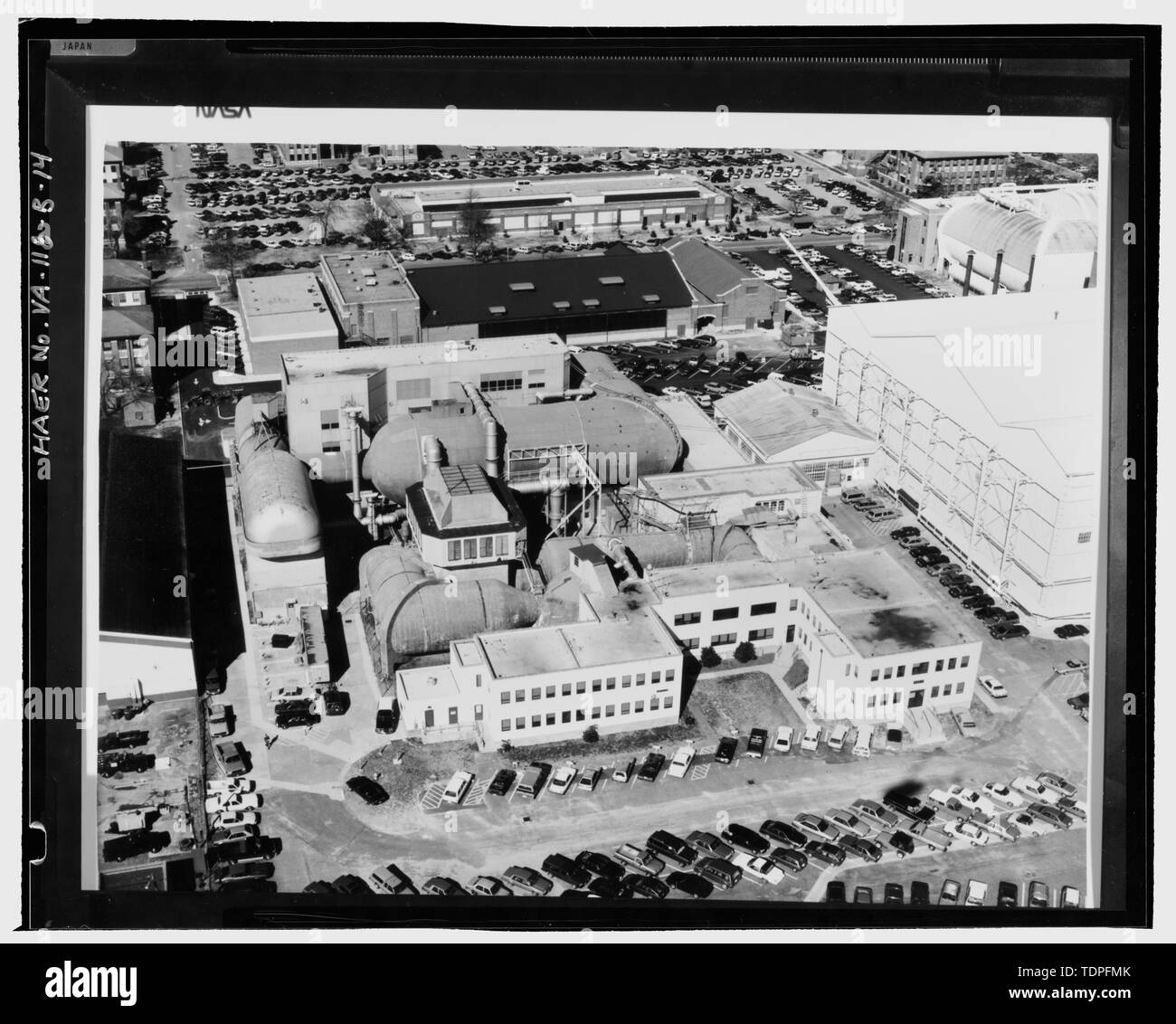 (Originale del Langley Research Center archivi, Hampton, VA (LARC)) (L-90-2684) vista aerea del 8-PIEDE ALTA VELOCITÀ TUNNEL (in primo piano) e il 8-piede TRANSONICO TUNNEL DI PRESSIONE (posteriore). - La NASA Langley Research Center, 8-piede Alta Velocità Galleria del Vento, 641 Thornell Avenue, Hampton, Hampton, VA; Wang, Charissa Y, campo squadra; Durst, Donald M, campo squadra; Herrin, preside di un project manager; Lowe, Jet, fotografo; Hardlines: Design e delimitazione, delineatore; Stewart, Robert C, storico Foto Stock