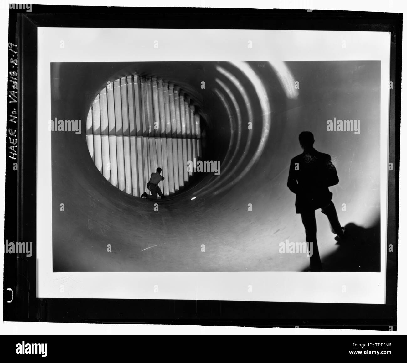 (Originale del Langley Research Center archivi, Hampton, VA (LARC)) (L79758) vista interna che mostra le palette di tornitura e di personale in 8-PIEDE ALTA VELOCITÀ GALLERIA DEL VENTO. - La NASA Langley Research Center, 8-piede Alta Velocità Galleria del Vento, 641 Thornell Avenue, Hampton, Hampton, VA; Wang, Charissa Y, campo squadra; Durst, Donald M, campo squadra; Herrin, preside di un project manager; Lowe, Jet, fotografo; Hardlines: Design e delimitazione, delineatore; Stewart, Robert C, storico Foto Stock