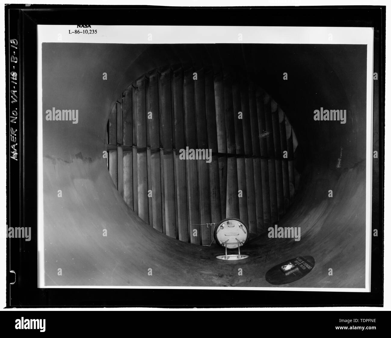 (Originale del Langley Research Center archivi, Hampton, VA (LARC)) (L86-10235) vista interna che mostra le palette di tornitura in 8-PIEDE ALTA VELOCITÀ GALLERIA DEL VENTO. - La NASA Langley Research Center, 8-piede Alta Velocità Galleria del Vento, 641 Thornell Avenue, Hampton, Hampton, VA; Wang, Charissa Y, campo squadra; Durst, Donald M, campo squadra; Herrin, preside di un project manager; Lowe, Jet, fotografo; Hardlines: Design e delimitazione, delineatore; Stewart, Robert C, storico Foto Stock