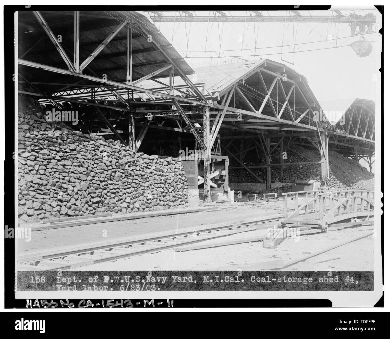 (Originale si trova a Mare isola archivi). Fotografo originale sconosciuto. Il carbone capannoni con carboni; 1906. - Mare isola cantiere navale, carbone capannoni, Waterfront Avenue, angolo nordoccidentale del Waterfront Avenue e la quarta strada, Vallejo, Solano County, CA Foto Stock