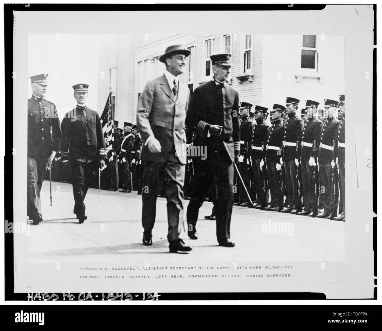 (Originale si trova a Mare isola archivi). Fotografo originale sconosciuto. Vista di Franklin D. Roosevelt oltrepassando old Marine Corps caserma; 1913. - Mare isola Cantiere Navale, Est della navata centrale rigido, Vallejo, Solano County, CA Foto Stock