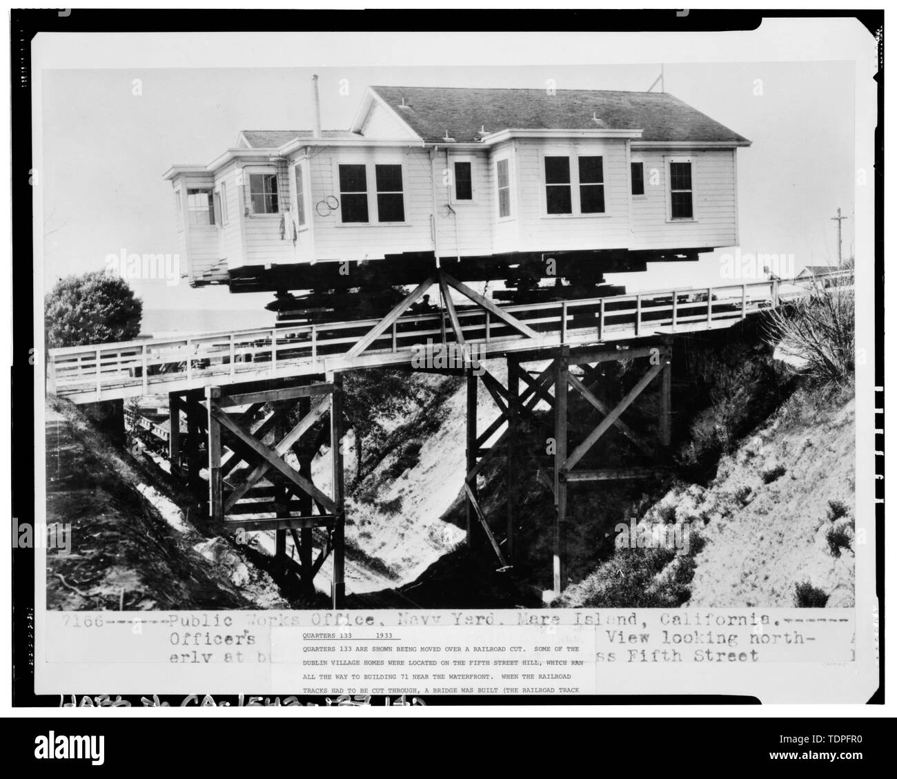 (Originale si trova a Mare isola archivi). Fotografo originale sconosciuto. Vista dell'Edificio 133 essendo spostata; 1933. - Mare isola Cantiere Navale, Est della navata centrale rigido, Vallejo, Solano County, CA Foto Stock