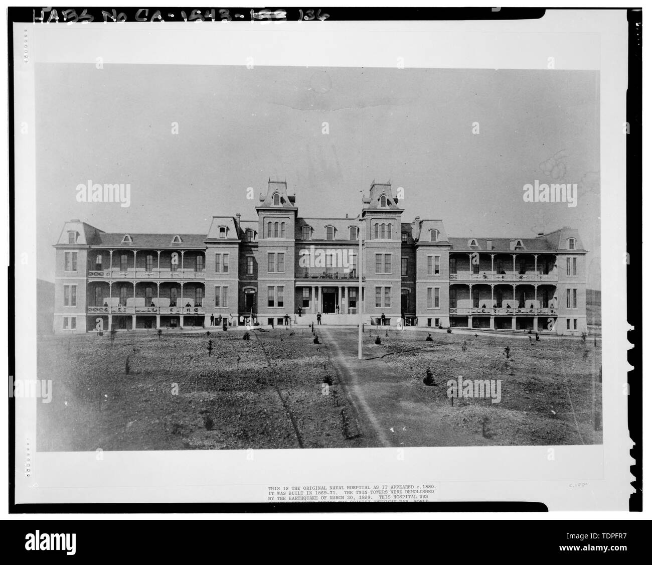 (Originale si trova a Mare isola archivi). Fotografo originale sconosciuto. Vista di ospedale originale; CA. 1880. - Mare isola Cantiere Navale, Est della navata centrale rigido, Vallejo, Solano County, CA Foto Stock