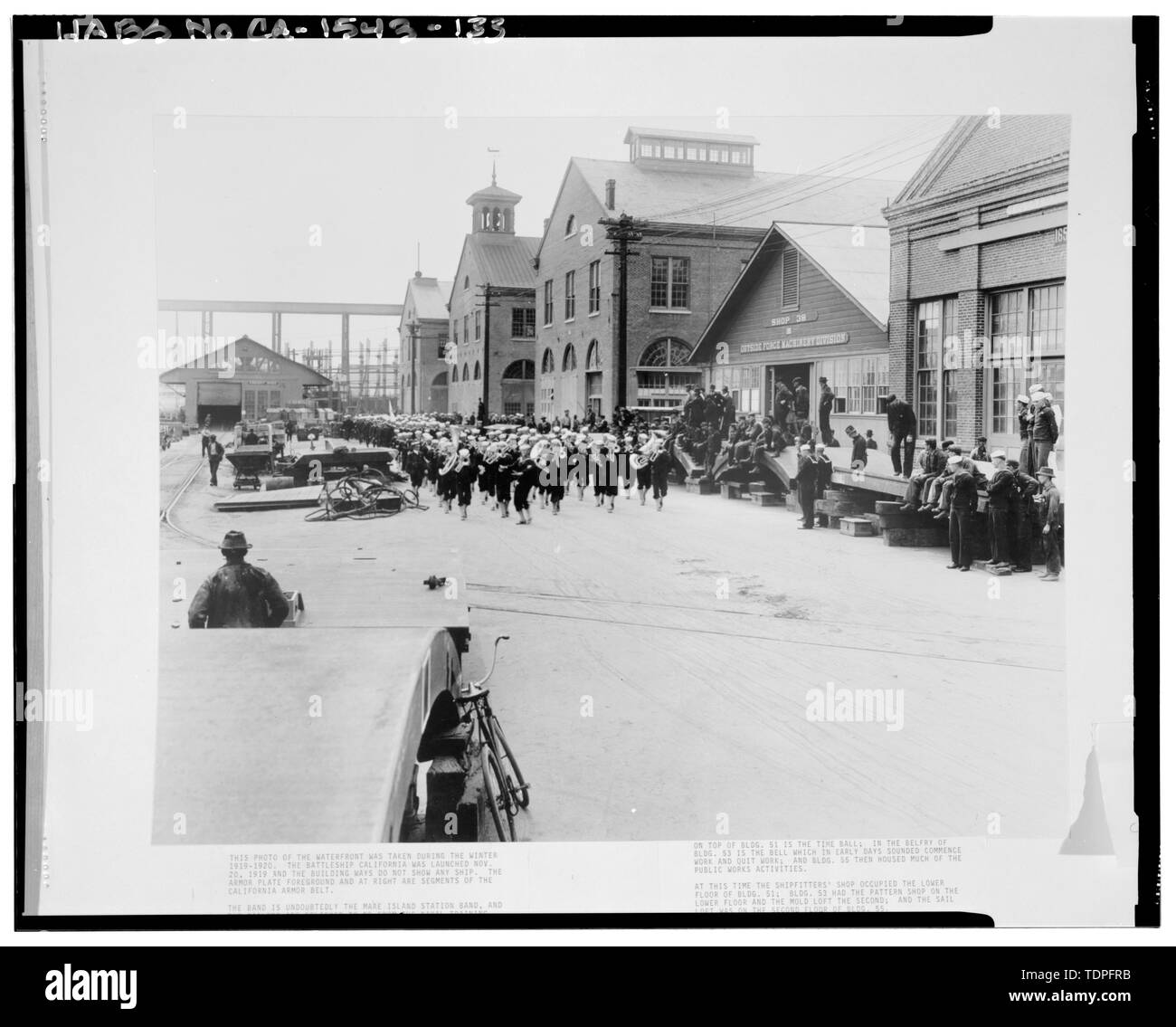 (Originale si trova a Mare isola archivi). Fotografo originale sconosciuto. Waterfront vista che mostra gli edifici 51, 50 e 58; 1919. - Mare isola Cantiere Navale, Est della navata centrale rigido, Vallejo, Solano County, CA Foto Stock