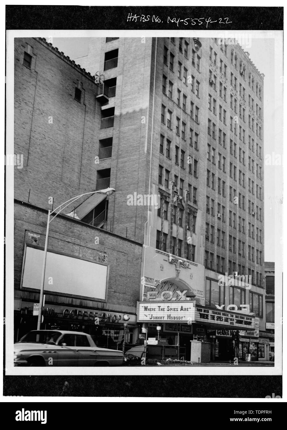 (Negativo originale in file di Irving I. Herzberg, 2942 West Quinta Strada, Apt. 4P, Brooklyn, New York 11224) Irving I. Herzberg, fotografo Gennaio 1966 teatro tendone CON CHIUSURA PROGRAMMA, fire escape A SINISTRA - Teatro Fox, 20 Flatbush Avenue e 1 Nevins Street, Brooklyn, Kings County, NY Foto Stock