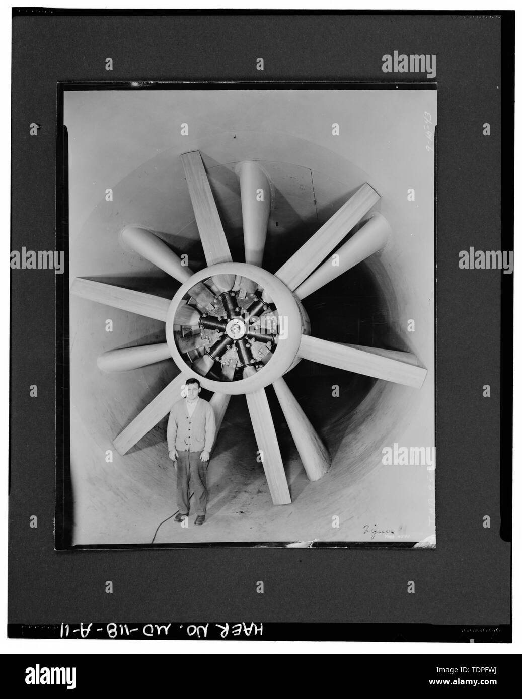 (Fotografia originale nella collezione di superficie navale Warfare Center Carderock Division, Bethesda, MD) visualizza il nord-est, interno, SUBSONIC GALLERIA DEL VENTO GRUPPO ELETTROVENTOLA, 1943 - Superficie navale Warfare Center, Subsonic Galleria del Vento edificio, delimitata da Clara Barton Parkway e McArthur Boulevard, Silver Spring, Montgomery County, MD; U.S. Dipartimento della Marina Militare; R. Christopher Goodwin e Associates, Incorporated, contraente; Melhuish, Geoffrey Eden Project manager; saggi di Harriet, fotografo Foto Stock