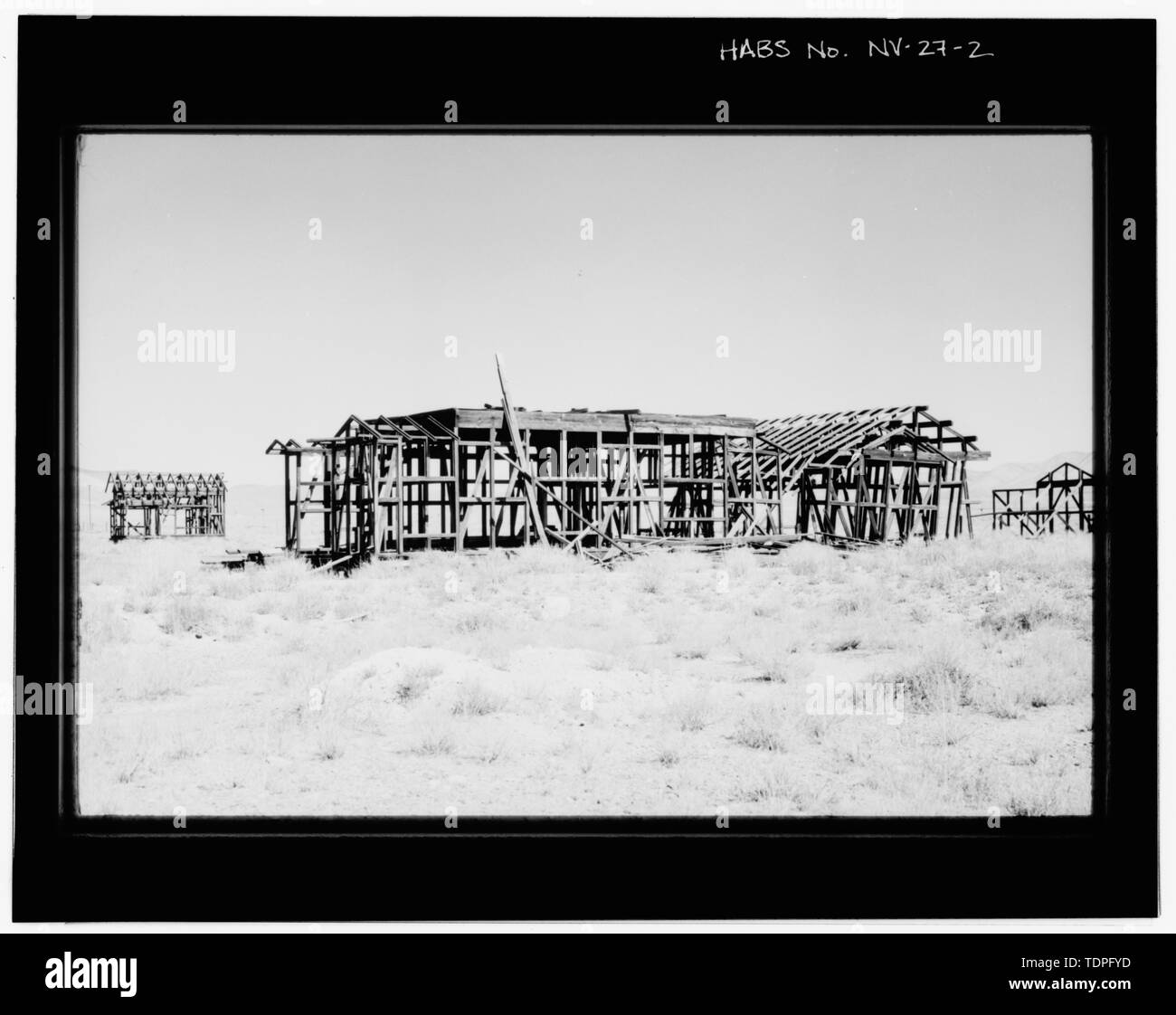 (Fotografia originale-negativo si trova presso il Laboratorio di Telerilevamento, alla Nellis Air Force Base di Las Vegas, Nevada). David Wehner, EGandG Servizi Fotografici fotografo, Ottobre 13, 1992. Vista complessiva del villaggio giapponese, rivolto verso nord - Nevada Test Site, villaggio giapponese, Area 4, Yucca Flat, 4-04 Road vicino a Ranieri Mesa Road, Mercurio, Nye County, NV Foto Stock