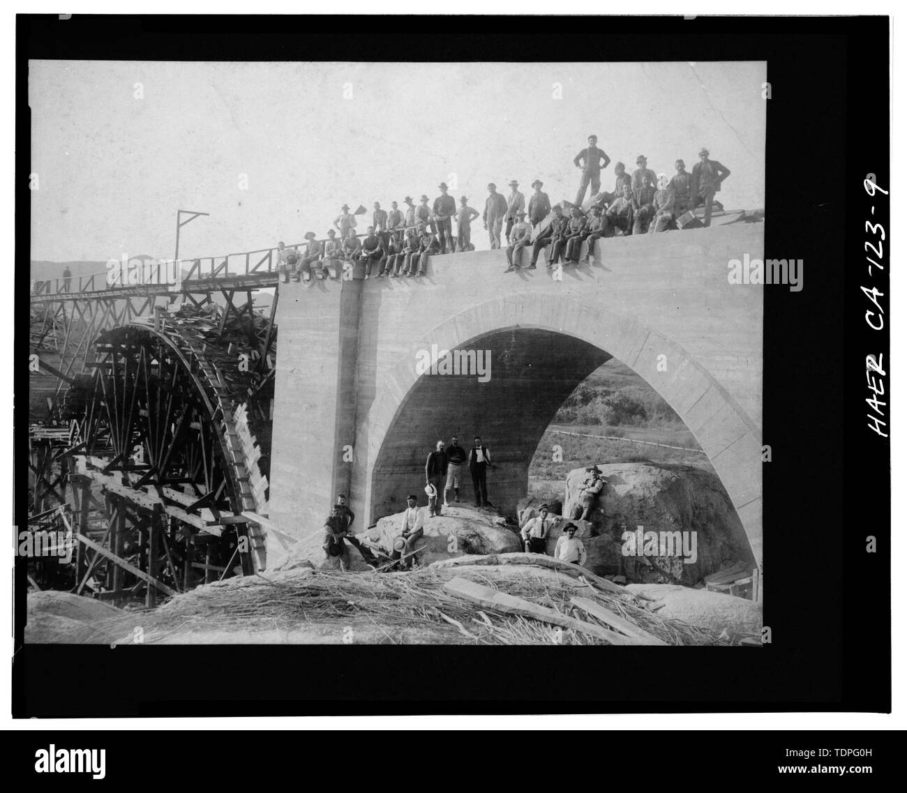 (Stampa originale al Riverside biblioteca di storia locale di raccolta), fotografo sconosciuto, ca. 1903-04. Vista DI LAVORATORI E PONTE IN COSTRUZIONE - della Union Pacific Railroad bridge spanning Santa Anna River, ad ovest di Riverside, Riverside, Riverside County, CA Foto Stock