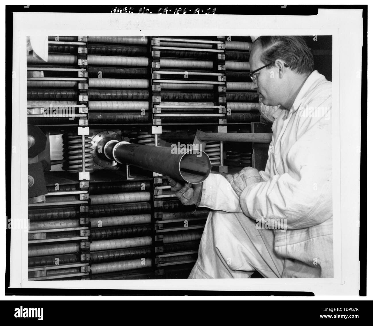 (Stampa originale situato in LBNL laboratorio fotografico di Raccolta). Fotografo sconosciuto. Aprile 25, 1957. BEV-1311. Muso A VUOTO IN NORD area bersaglio; BOB RICHTER. B-51. - Università di California Laboratorio di radiazione, Bevatron, 1 strada di ciclotrone di Berkeley, contea di Alameda, CA Foto Stock