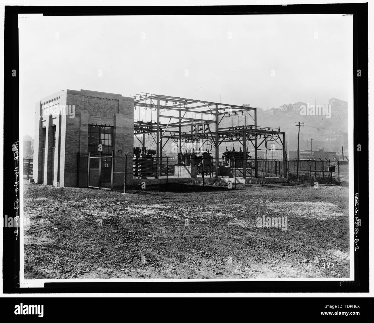 Presa c1940 (stampa originale nella Ford Motor Company Industrial archivi, Redford, MI), fotografo vista sconosciuto a sud-ovest c1940 - Ford Motor Company Edgewater impianto di assemblaggio, sottostazione, 309 River Road, Edgewater, Bergen County, NJ Foto Stock