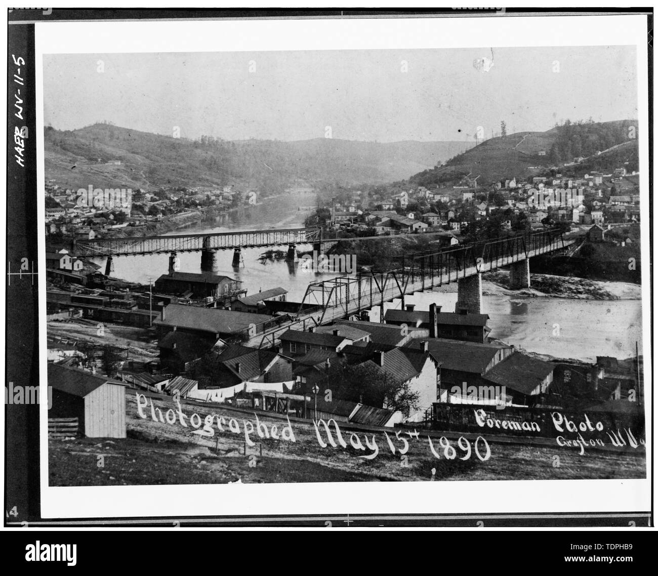 1972. GRAFTON BRIDGE, 1890. (Dalla collezione originale del sig. Ray Boliger, Grafton, WV) - Northwestern Virginia Railroad, Grafton bridge spanning Tygart Valley River, Grafton, Taylor County, WV Foto Stock