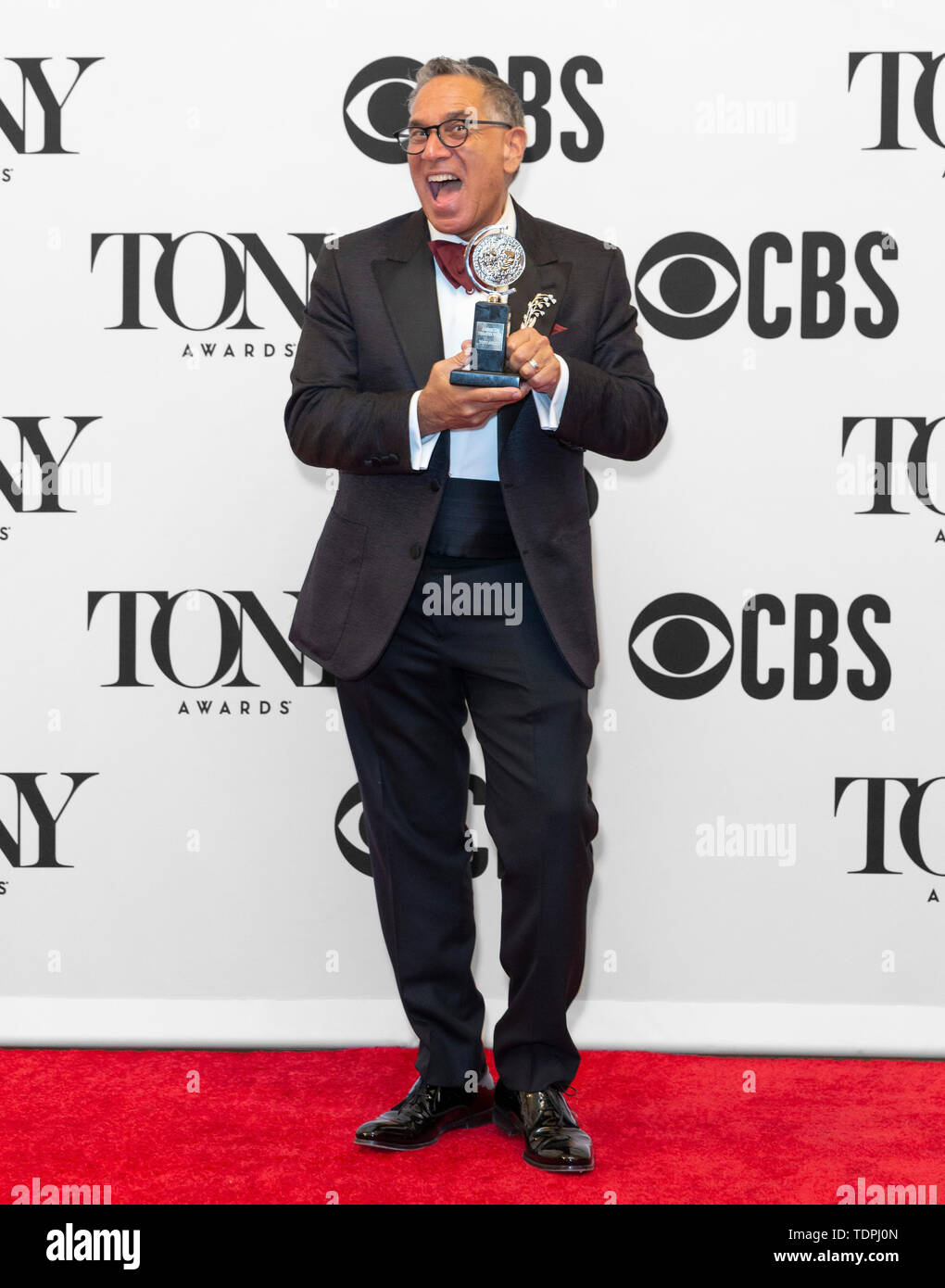 New York, NY - Giugno 09, 2019: Robert Horn vincitore del premio per il miglior libro di un Musical per "Tootsie", pone in sala stampa per la 73a annuale Foto Stock