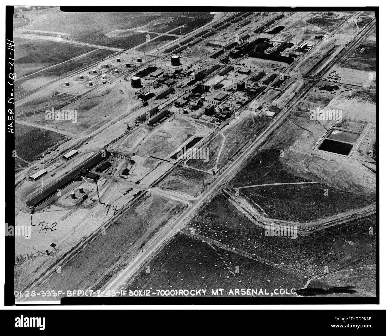 Stati Uniti Esercito, 1943 (stampa originale si trova a Rocky Mountain Arsenal, Commerce City, Colorado). Vista aerea del sud pianta dal nord-est. - Rocky Mountain Arsenal, delimitata da novanta-sesta Avenue e cinquanta-sesta Avenue, Buckley Road, Quebec Street e Colorado Highway 2, Commerce City, Adams County, CO Foto Stock