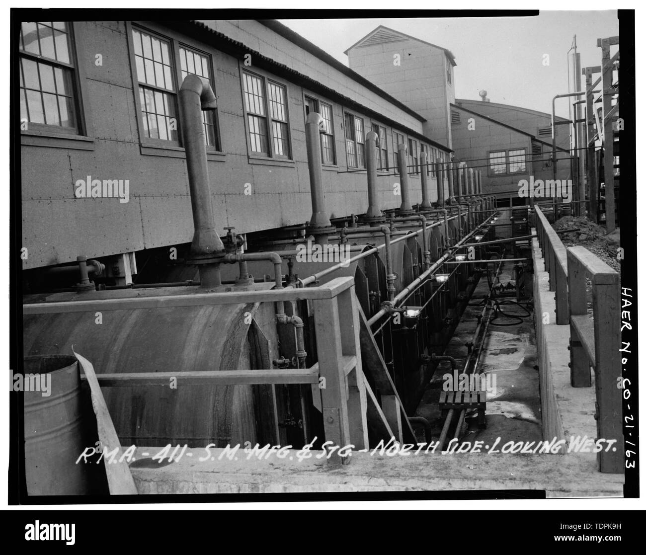 Stati Uniti Esercito, ca. 1943 (stampa originale si trova a Rocky Mountain Arsenal, Commerce City, Colorado). R.M.A. - 411 - S.M. MFG. e STG. - Lato Nord guardando ad ovest. - Rocky Mountain Arsenal, delimitata da novanta-sesta Avenue e cinquanta-sesta Avenue, Buckley Road, Quebec Street e Colorado Highway 2, Commerce City, Adams County, CO Foto Stock