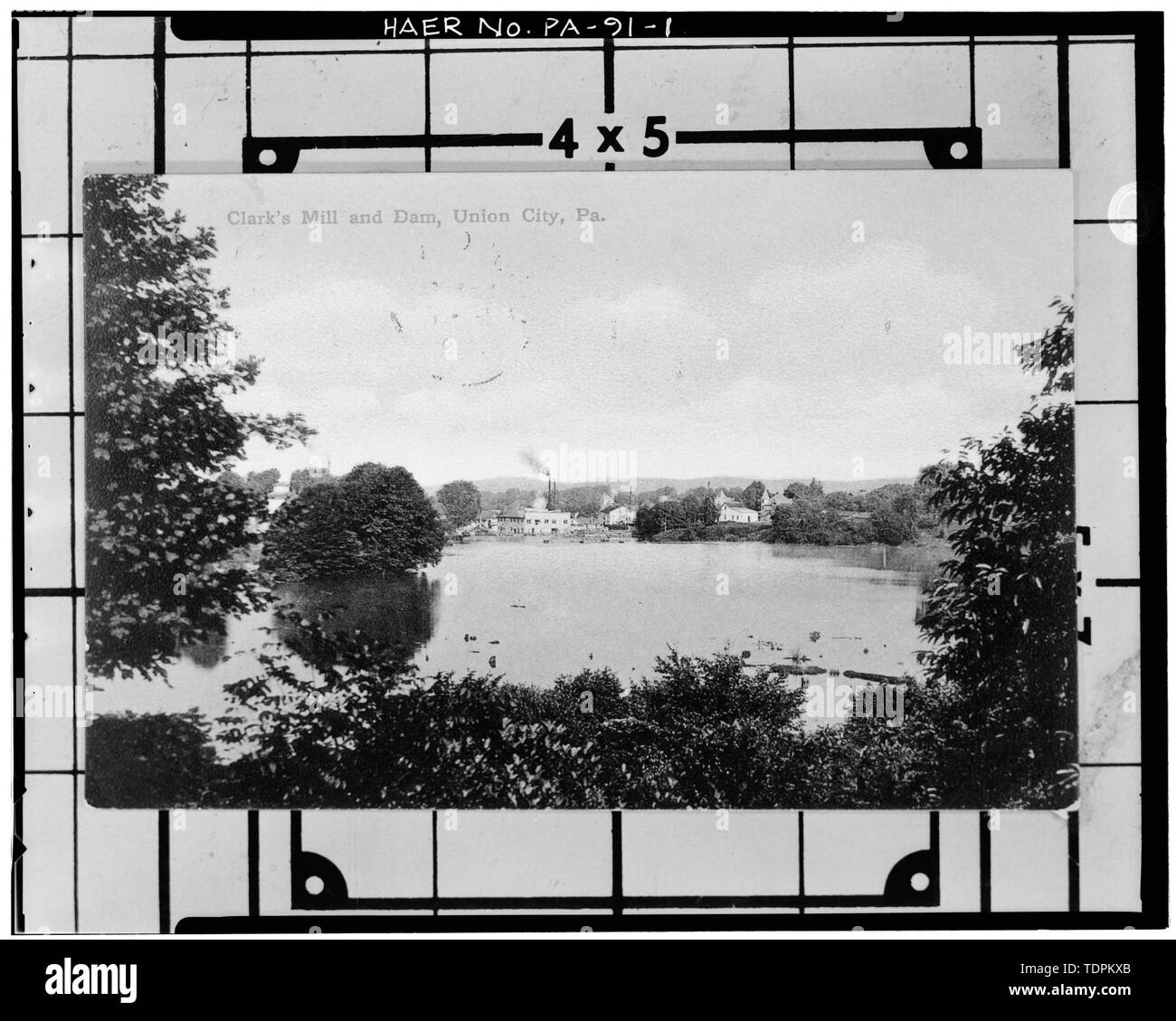 Fotocopia della cartolina, c, 1890s. Vista guardando verso sud-ovest dalla riva nord del MILL POND. (Originale in possesso dell'Erie County Historical Society.) 8'x10' allargamento da 4'x5' negativo. - Bridge Street Bridge Spanning Little Creek francese in Bridge Street, Union City, Erie County, PA; ferro battuto società ponte; Clark, Edwin P; Bean Briggs; GAI consulenti, Incorporated, contraente; Prizner, John s, campo team; Yerace, Guy A, campo squadra; Smelledzer, Harry J, il campo team; McHugh, William P, project manager; Pennsylvania Department of Transportation, sponsor; Yearby, Jean P, trasmettitore; Ba Foto Stock