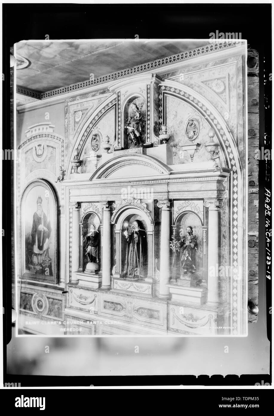 Fotocopia della fotografia non datata nella società della California pionieri collezione. Dettaglio di REREDOS DELLA QUARTA Chiesa - missione Santa Clara de Asis, Franklin e concedere strade, Santa Clara, Contea di Santa Clara, CA Foto Stock