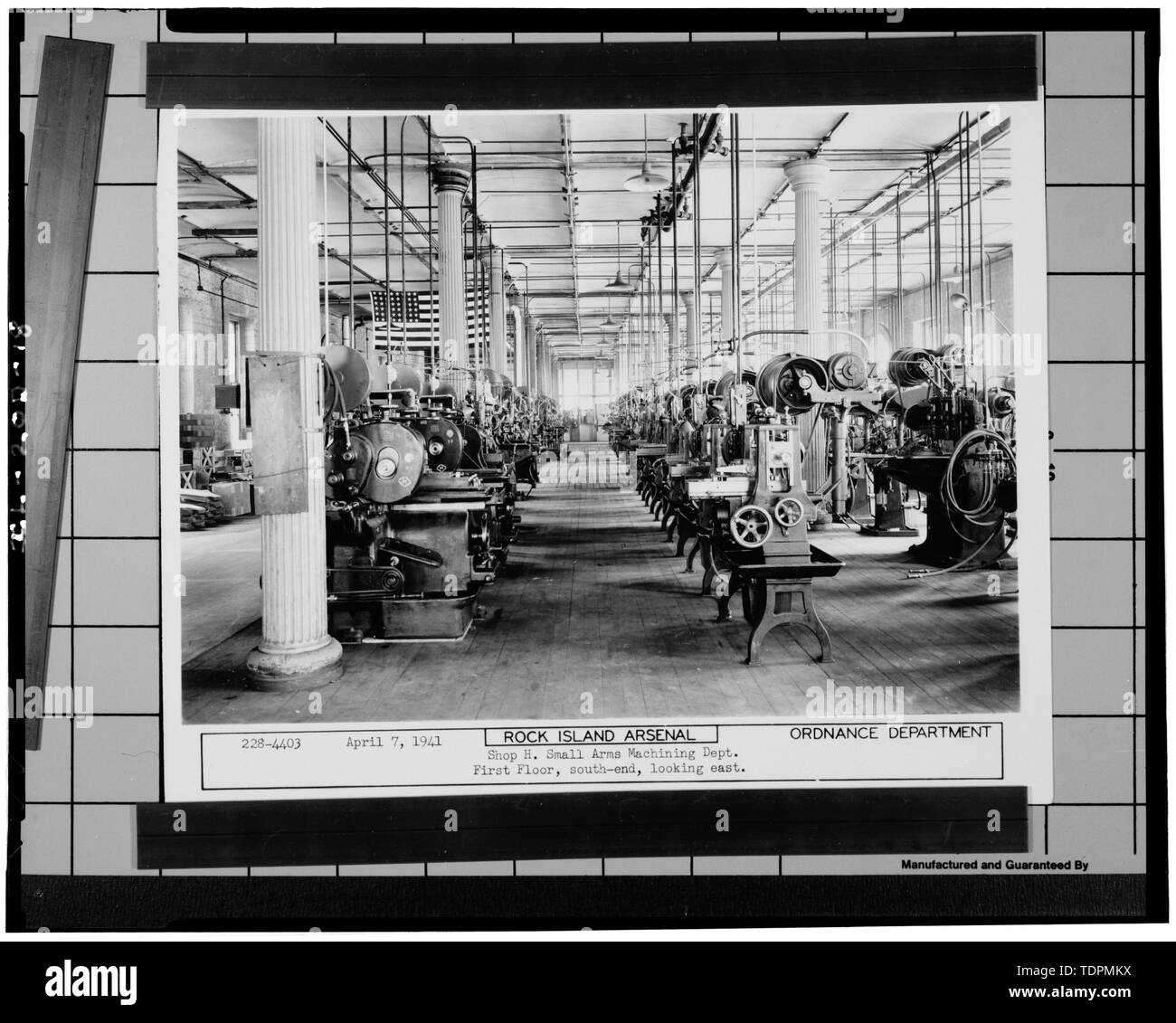Fotografia di una fotografia in possesso di Rock Island Arsenal Ufficio storico. Primo piano, South End, guardando ad Est; motorizzato di apparecchiature di lavorazione (mulini, il profiler di trapano, presse, macchine a vite) utilizzati nella piccola produzione di armi. In data 7 aprile 1941. - Rock Island Arsenal, Edificio n. 66, Rodman Avenue tra la terza e la quarta piazza, Isola di Rock, rock Island County, IL; Rodman, Thomas Jefferson Foto Stock