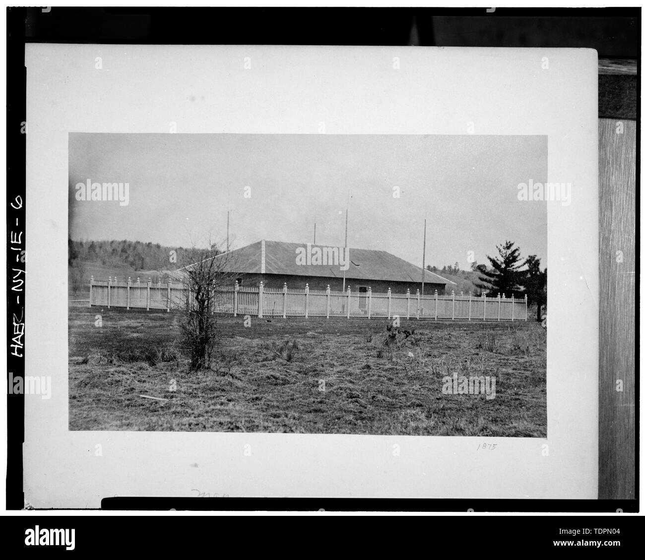 Fotografia di una fotografia in possesso di Watervliet Arsenal Museum di New York. A SUD E AD OVEST la elevazione della rivista nella sua originaria posizione isolata vicino all'Arsenal di confine occidentale. In data 5 maggio 1875. - Watervliet Arsenal, Edificio n. 129, vale la pena di strada vicino a Baker Road, Watervliet, contea Albany, NY Foto Stock