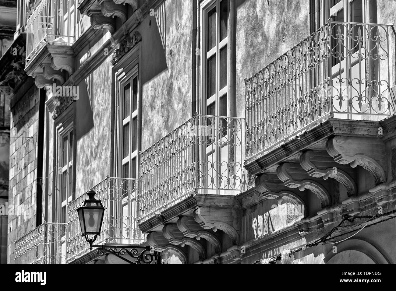 Facciata di un edificio residenziale con balconi e facciata decorativa; Siracusa, Sicilia, Ortigia, Italia Foto Stock