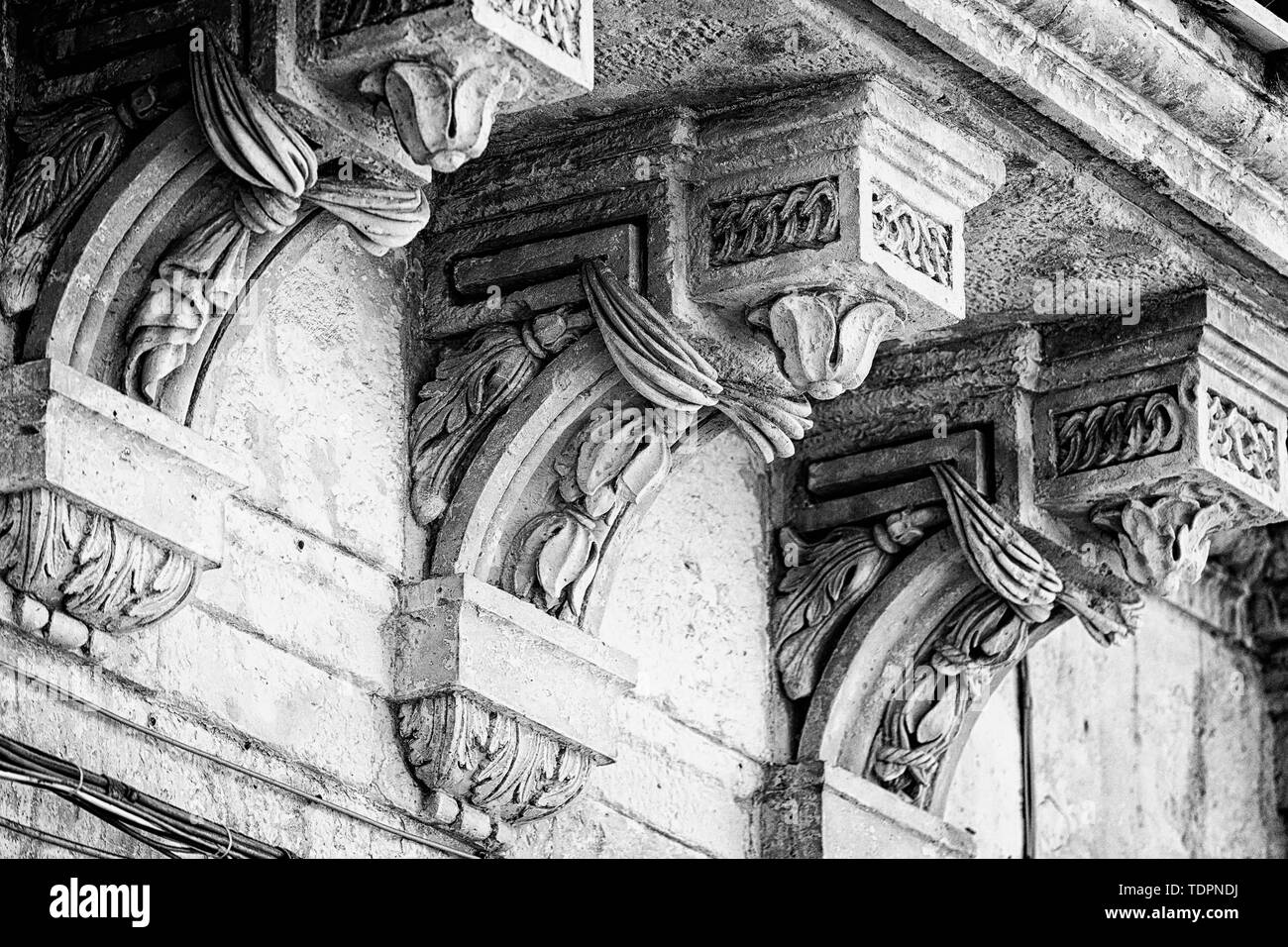 Edificio decorativo facciata con beccatelli; Sicilia, Italia Foto Stock