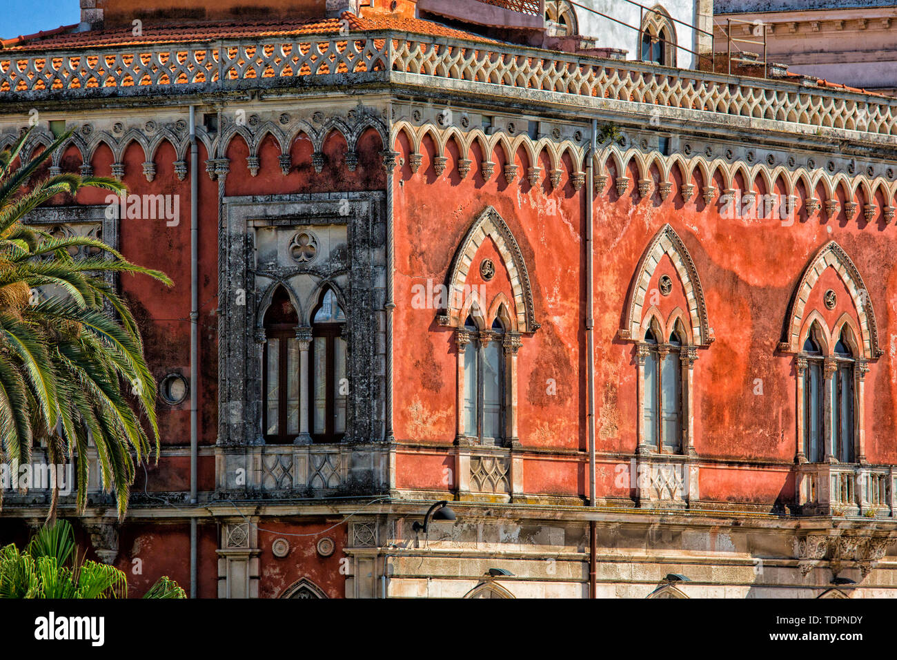 Facciata ornata di un edificio rosso; Siracusa, Sicilia, Ortigia, Italia Foto Stock