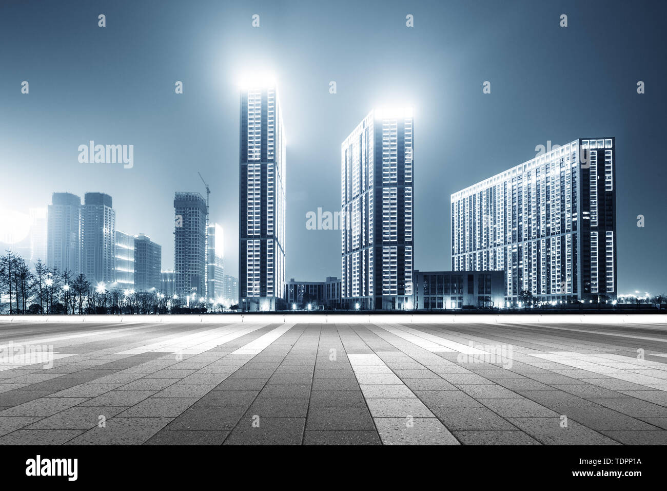 Empty street con edifici moderni in Hangzhou qianjiang nuovo cit Foto Stock Empty street con edifici moderni in Hangzhou qianjiang nuovo cit Foto Stock