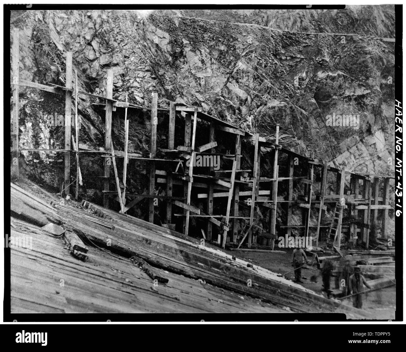Copia fotografica della fotografia (Aprile 20, 1909, stampa originale in possesso del Montana Power Company, Butte, Montana). "Il Progresso lavoro sulla spalla sud' - Milltown Dam, Fiume Clark Fork, 6 miglia a monte di Missoula, Milltown, Contea di Missoula, MT Foto Stock