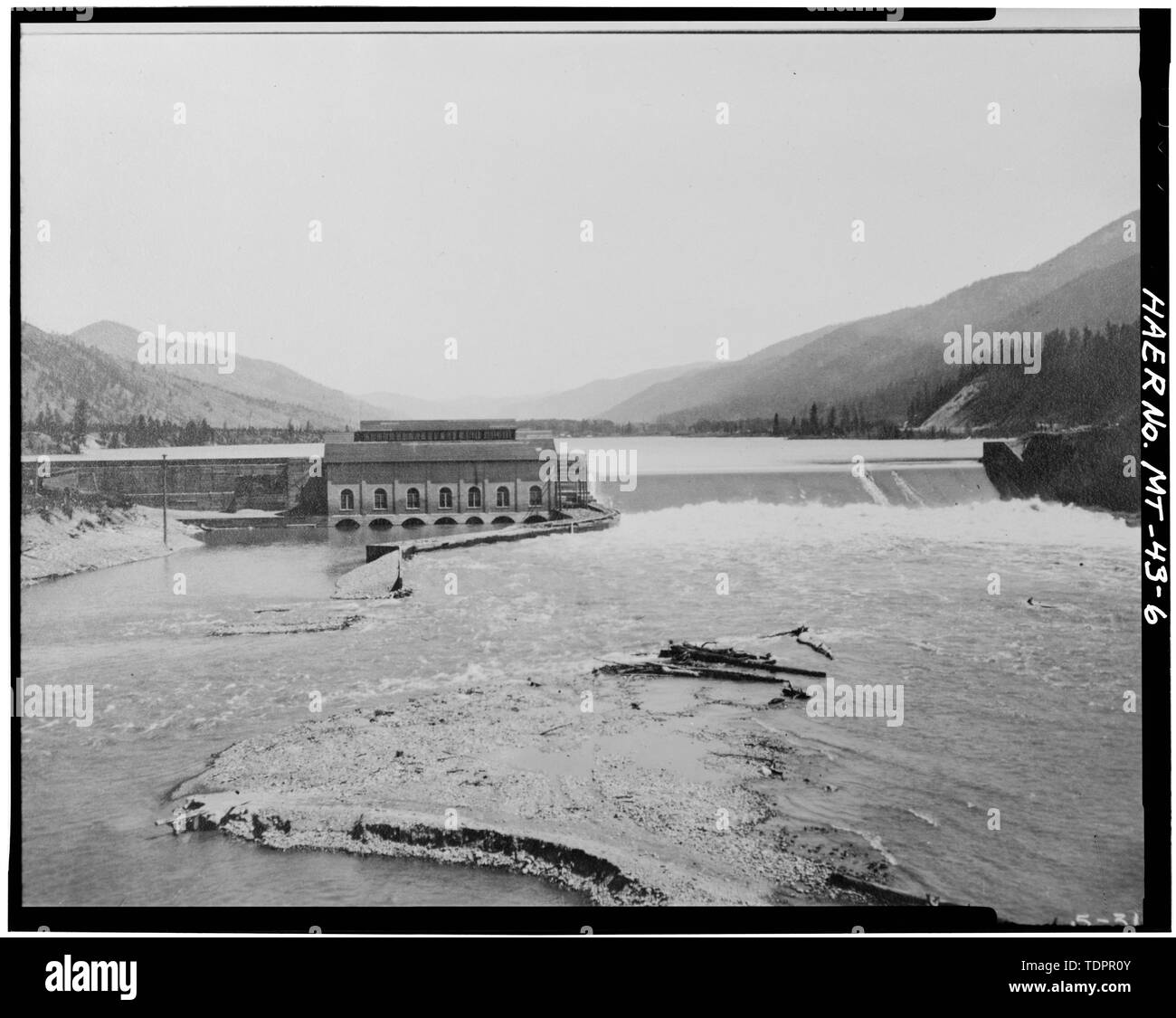 Copia fotografica della fotografia (Maggio 31, 1909, stampa originale in possesso del Montana Power Company, Butte, Montana). Vista della diga a valle durante l'alluvione. - Milltown Dam, Fiume Clark Fork, 6 miglia a monte di Missoula, Milltown, Contea di Missoula, MT Foto Stock