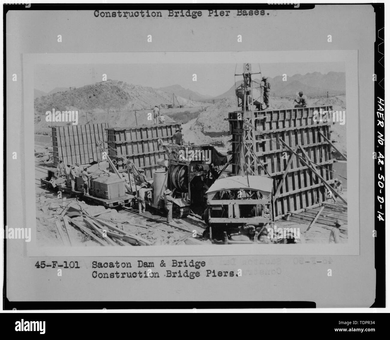 Copia fotografica della fotografia. (Fonte- U.S. Dipartimento dell'Interno. Ufficio di affari indiani. Indiano Servizio di irrigazione. Relazione annuale, Anno fiscale 1925. Vol. Ho, narrativa e fotografie, Distretto di irrigazione -4, California e Arizona Meridionale, RG 75, entrata 655, casella 28, archivi nazionali, Washington DC.) Fotografo sconosciuto. SACATON DAM e ponte, Ponte di costruzione piloni - San Carlos progetto di irrigazione, Sacaton Dam e Bridge, Gila River, T4S R6E S12-13, Coolidge, Pinal County, AZ Foto Stock