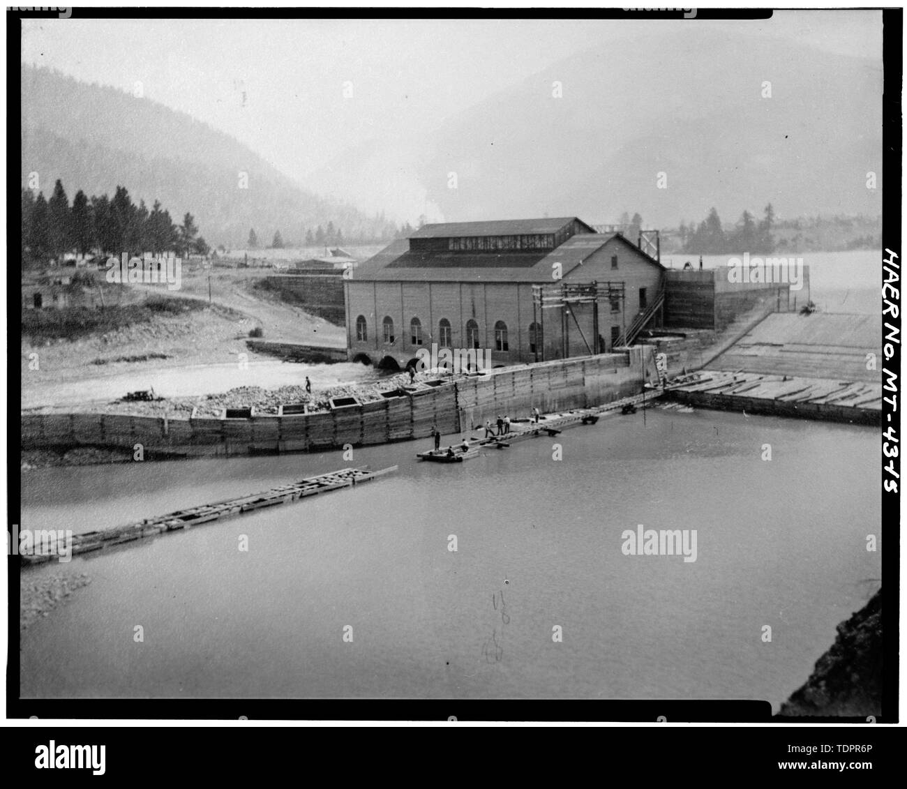 Copia fotografica della fotografia (ca. Aprile 1909, stampa originale in possesso del Montana Power Company, Butte, Montana). Vista del potente e lavorare sui frangiflutti - Milltown Dam, Fiume Clark Fork, 6 miglia a monte di Missoula, Milltown, Contea di Missoula, MT Foto Stock