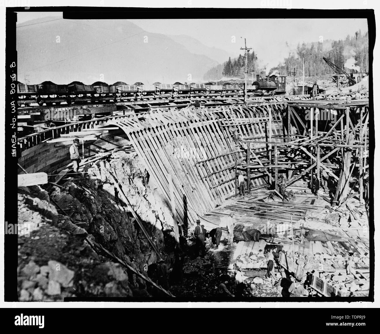 Copia fotografica della fotografia, fotografo sconosciuto, 24 ottobre 1916 (stampa originale si trova a U.S. Ufficio di presidenza di bonifica Columbia superiore Area Office, di Yakima, Washington). Stramazzo forme. - Keechelus diga, sfioratore, Yakim Fiume, 10 miglia a nord-ovest di Easton, Easton, Kittitas County, WA; U.S. Ufficio di presidenza di bonifica; Fraserdesign, imprenditore; Louter, David, trasmettitore; Fraser, Clayton B, fotografo; Wilson, J Thomas, fotografo Foto Stock