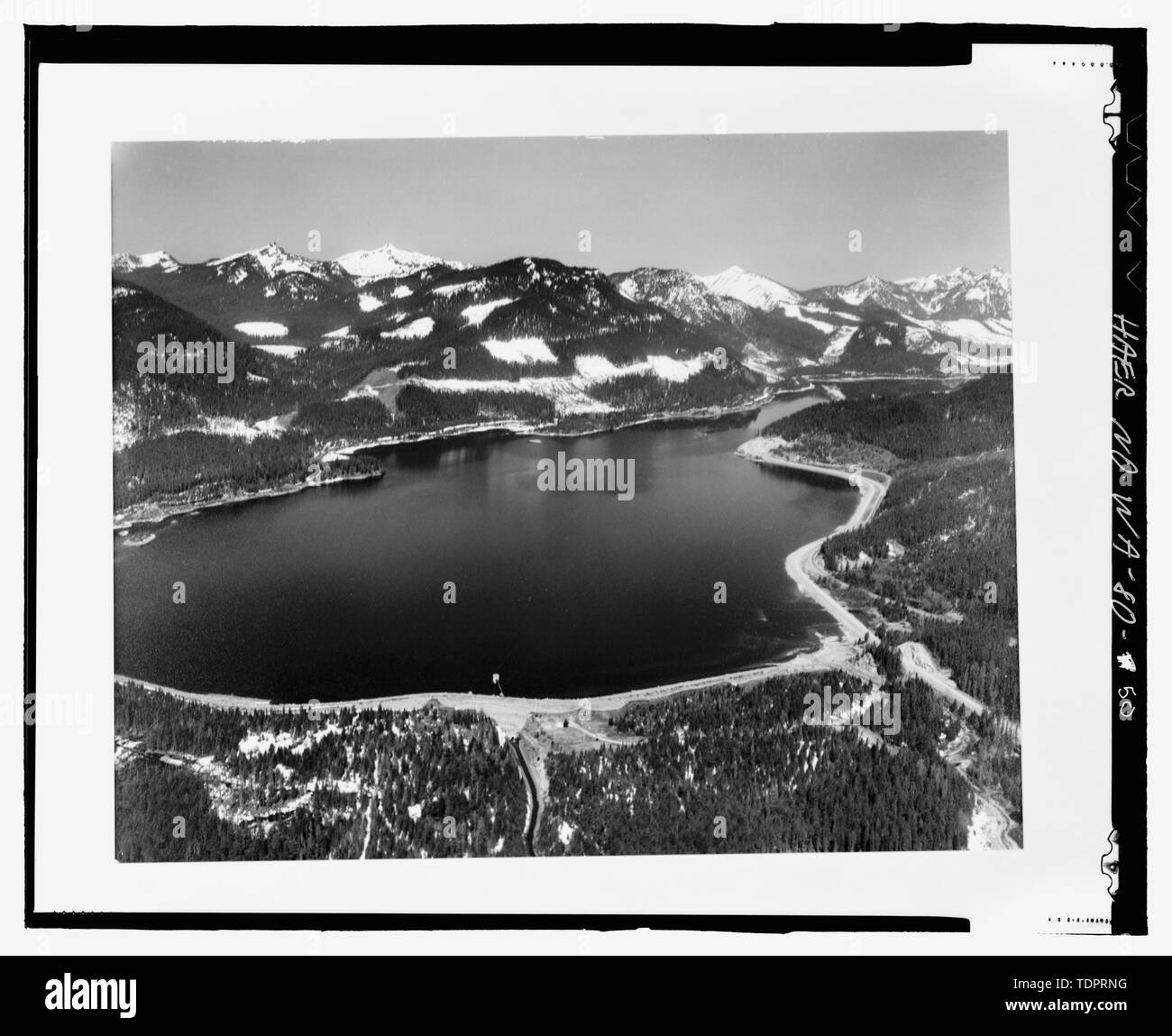 Copia fotografica della fotografia, fotografo sconosciuto, data sconosciuta (stampa originale si trova a U.S. Ufficio di presidenza di bonifica del Pacifico nord-occidentale ufficio Regione Boise, Idaho). Vista aerea, Keechulus Dam, faccia a valle. - Keechelus Dam, Yakima River, 10 miglia a nord-ovest di Easton, Easton, Kittitas County, WA; U.S. Ufficio di presidenza di bonifica; nobile, T A; Charles, L J; Swigart, Charles H; Baldwin, E H; Crownover, C E; Fraserdesign, imprenditore; Louter, David, trasmettitore; Fraser, Clayton B, fotografo Foto Stock