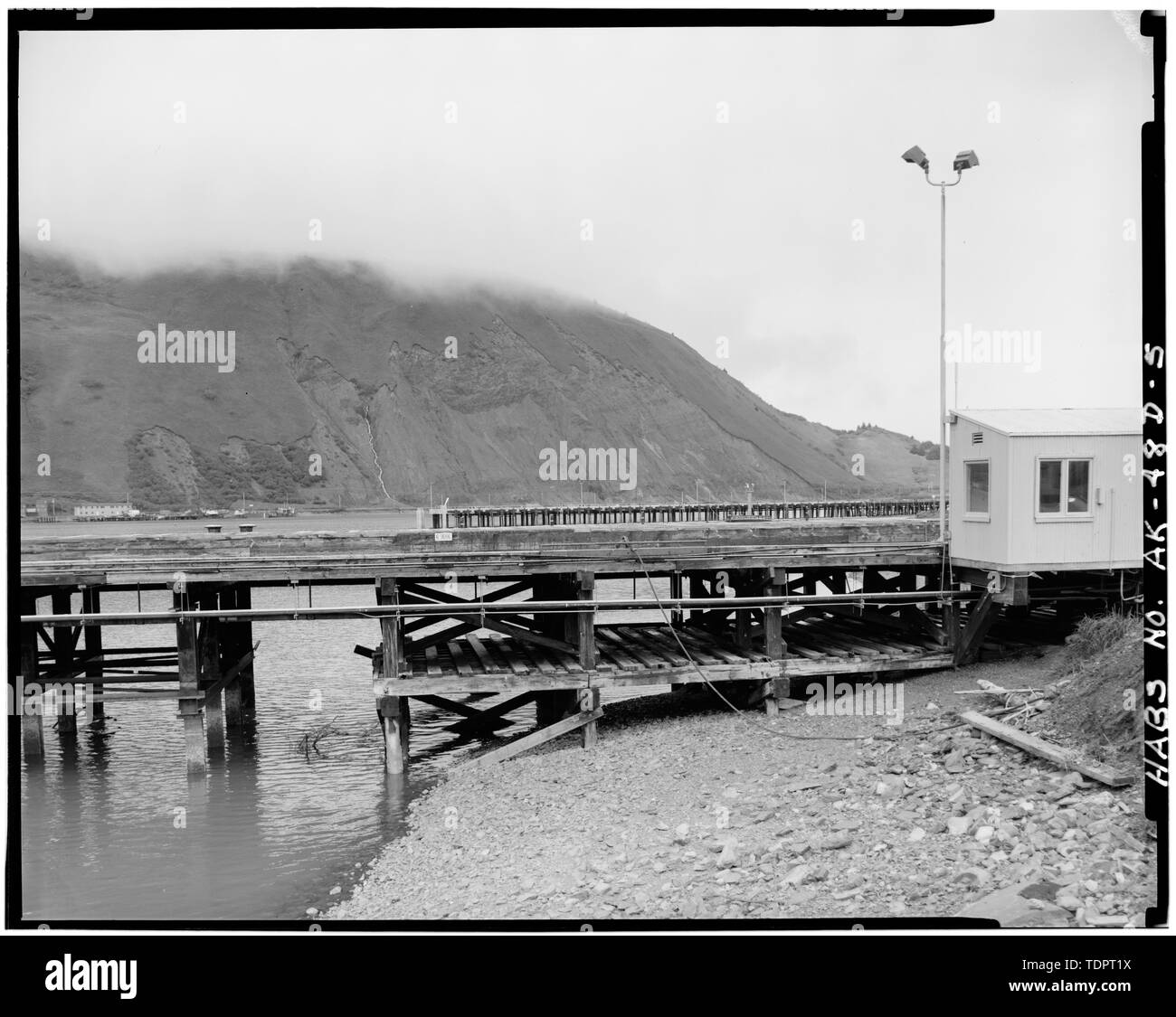 Pier guardando a nord - STATI UNITI Stazione della Guardia costiera, carburante Pier, Womens Bay, San Paolo Porto, Kodiak, Kodiak Island Borough, AK Foto Stock