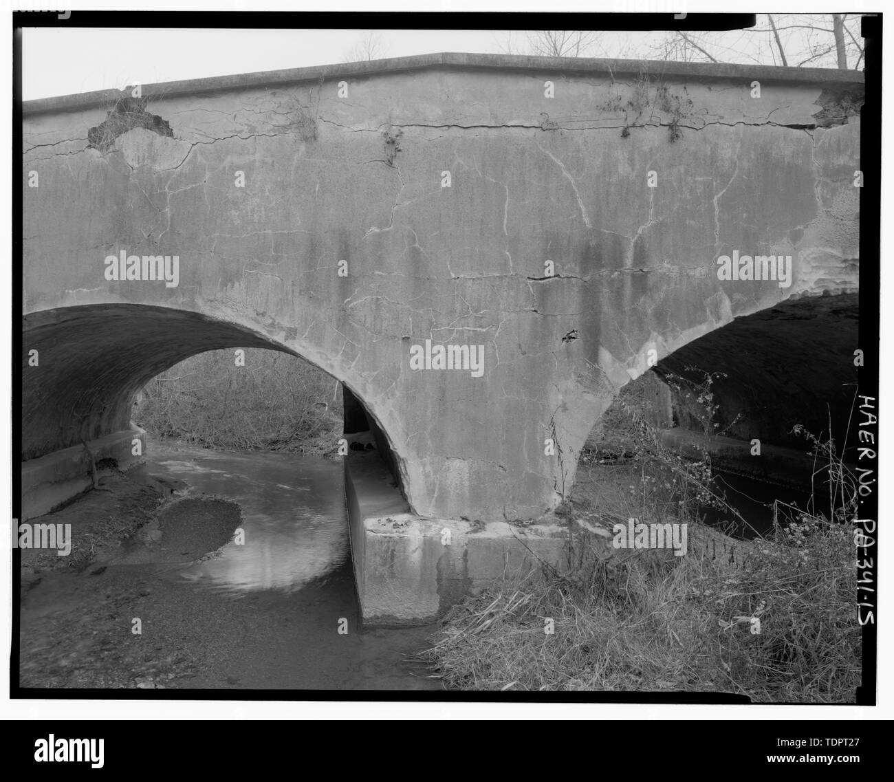Pier, sud rivolto a nord. - Ponte Dubbs, Spinnerstown (Strada Statale Route 2031) spanning Hosensack Creek, Dillingerville, Lehigh County, PA Foto Stock