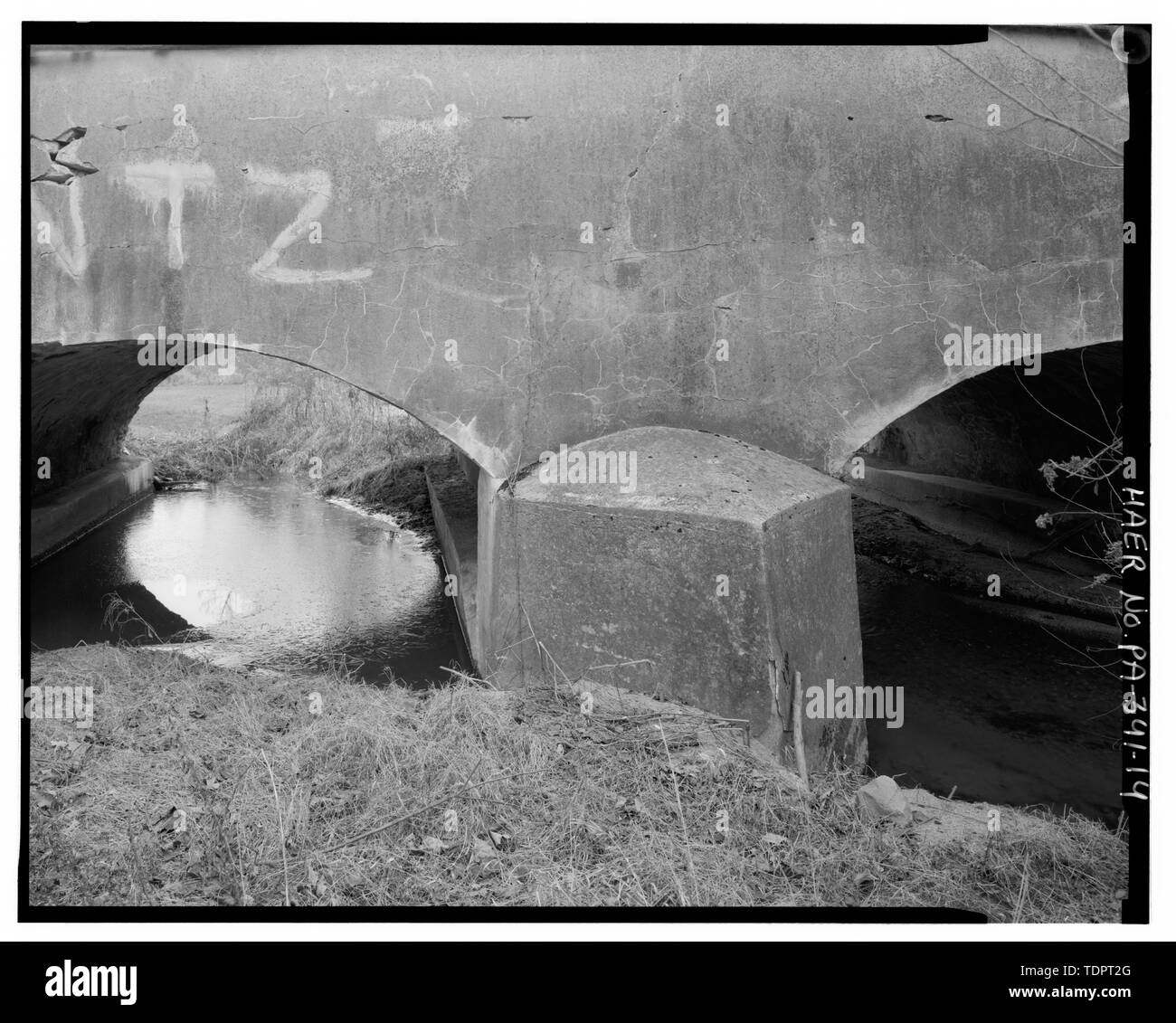Pier e il rinforzo del molo, lato nord, rivolta a sud. - Ponte Dubbs, Spinnerstown (Strada Statale Route 2031) spanning Hosensack Creek, Dillingerville, Lehigh County, PA Foto Stock