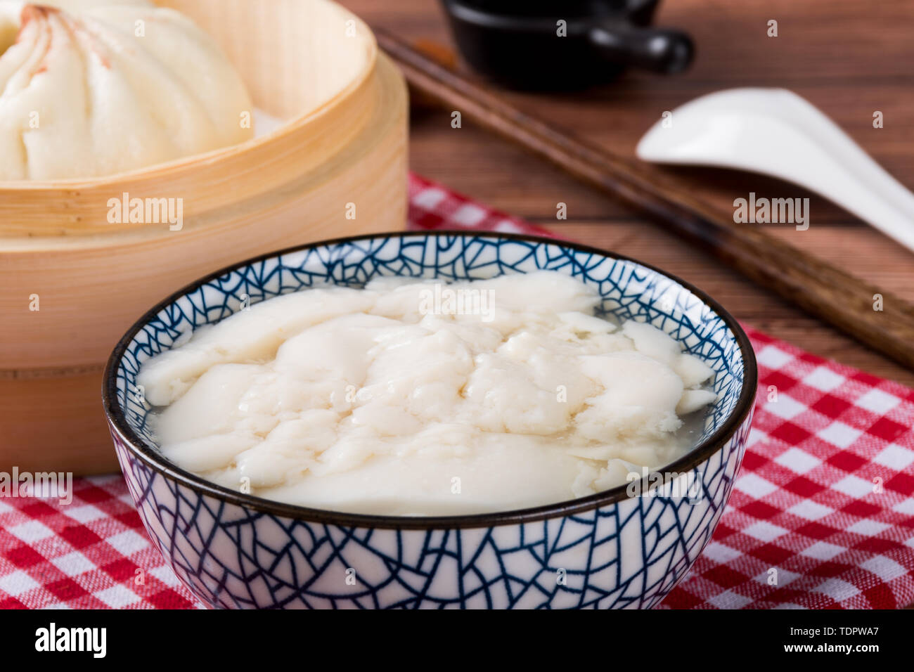 Tofu brain un famoso e tradizionale snack, noto anche come tofu fiore, fiore di fagiolo misto, secondo i gusti locali, vi è una distinzione tra dolce e salato. Foto Stock