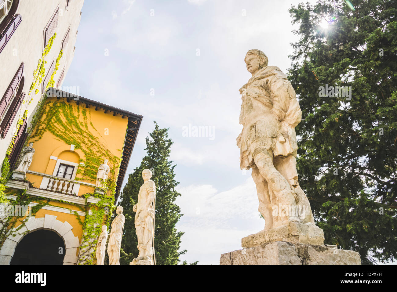Statue presso il Castello di Duino; Trieste, Friuli Venezia Giulia, Italia Foto Stock