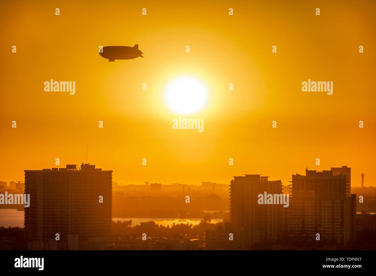 Miami Beach Florida,North Beach,Biscayne Bay,Goodyear Blimp,skyline della città,color ambra cielo,tramonto,promozione pubblicità,tramonto sole,FL190104077 Foto Stock