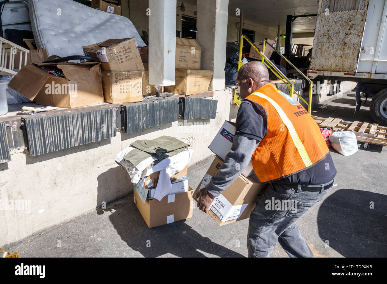 Miami Florida,donazioni dell'esercito di salvezza,uomo nero uomo maschio,tronco dell'automobile,sollevare le scatole trasportanti,ricevere le donazioni,lavoratore,giubbotto riflettente,banchina di carico,FL1 Foto Stock