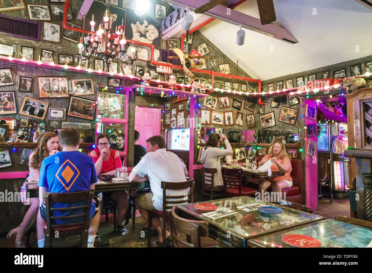 Captiva Island Florida, Bubble Room, multi-tema, ristorante ristoranti, cibo, caffè, all'interno, whimsical kitschy decor, uomo uomo maschio, wom Foto Stock