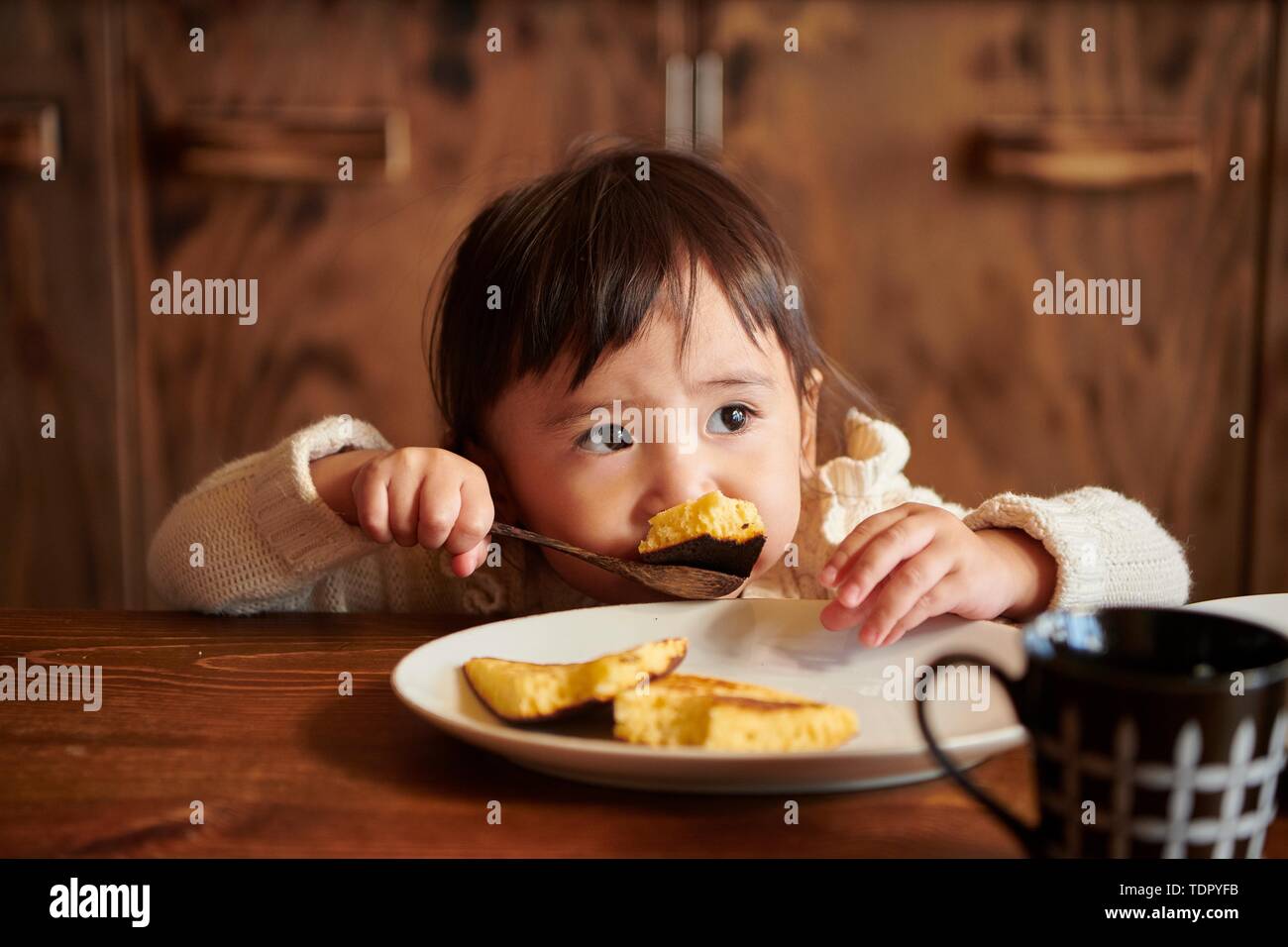 Ragazzo giapponese a casa Foto Stock