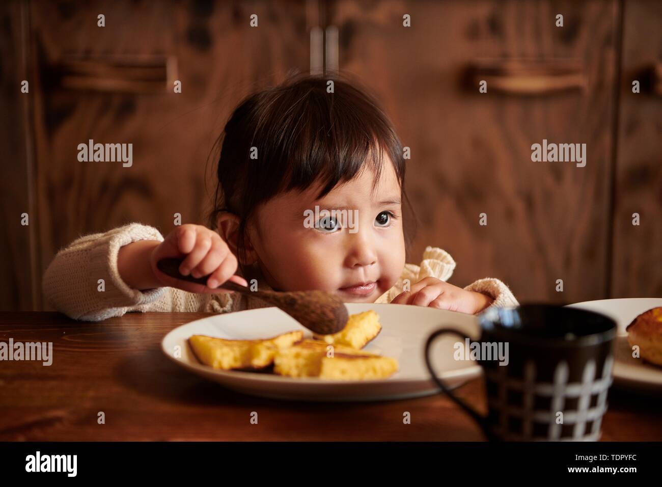 Ragazzo giapponese a casa Foto Stock