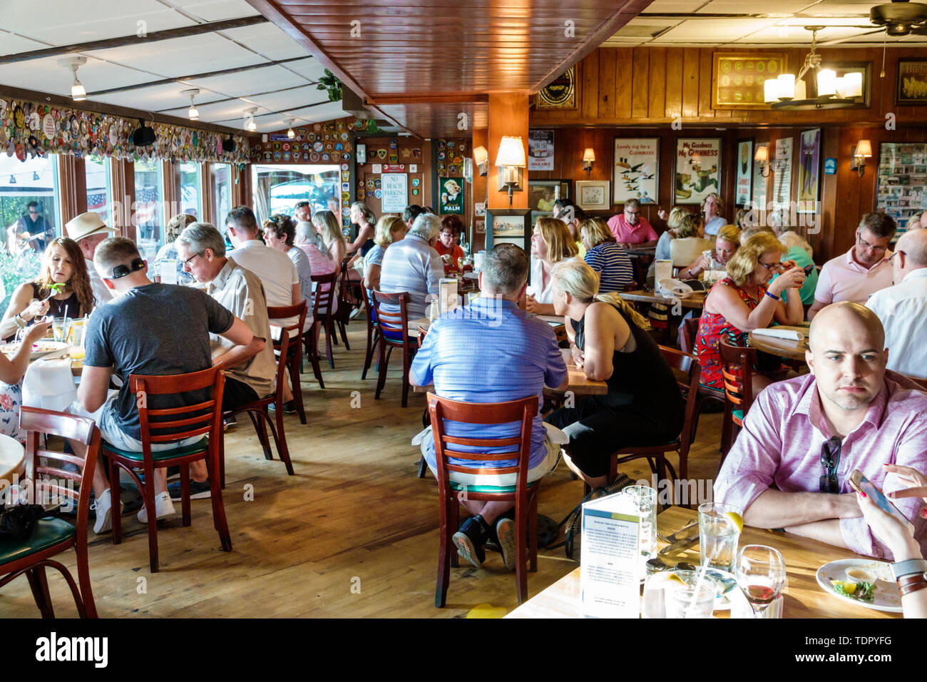 Florida Captiva Island il ristorante Mucky Duck, all'interno di tavoli interni affollati ristoranti affollati, Foto Stock