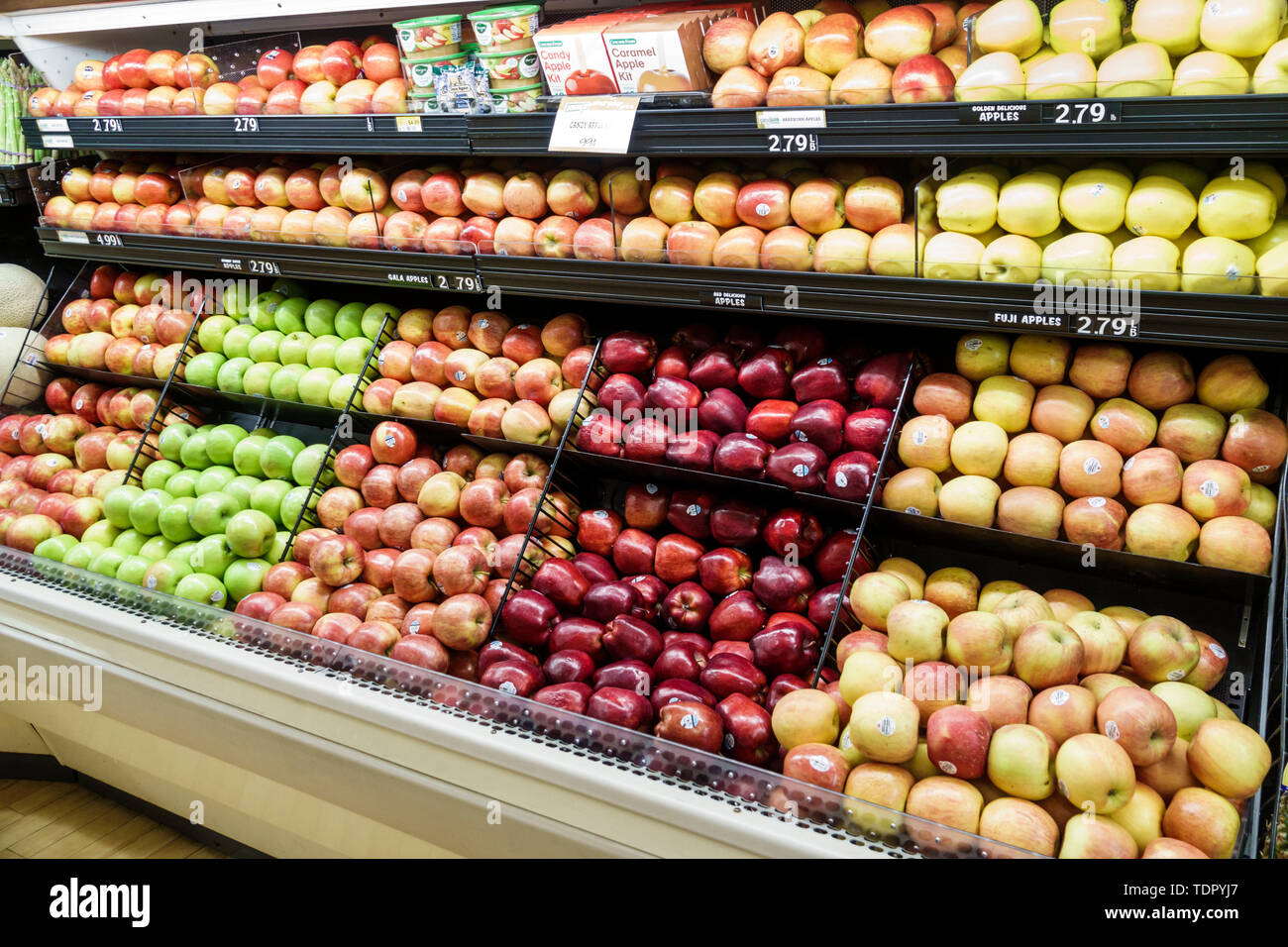 Sanibel Island Florida,Jerry's Foods,supermercato negozio di alimentari,interno,scaffali vendita esposizione,frutta corsia,mele,rosso,verde,Fuji,gala,deli dorato Foto Stock
