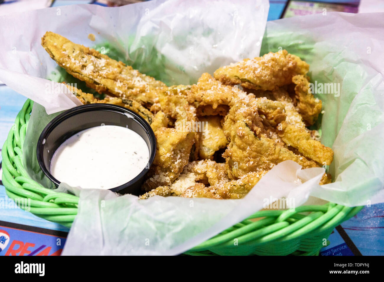 Sanibel Island Florida, The Island Cow, ristorante ristoranti cibo caffè, ristoranti, ristoranti, cestino di cibo fritto, sottaceti fritti, condimento ranch, FL190509027 Foto Stock