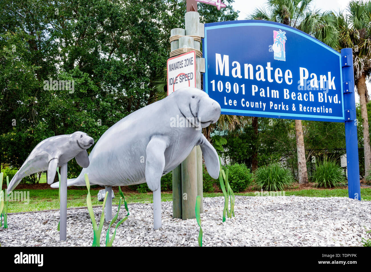 Fort ft. Myers Florida, Manatee Park, parco con vista sul lungomare, cartello, statua, rifugio stagionale non prigioniero d'acqua calda, FL190510013 Foto Stock